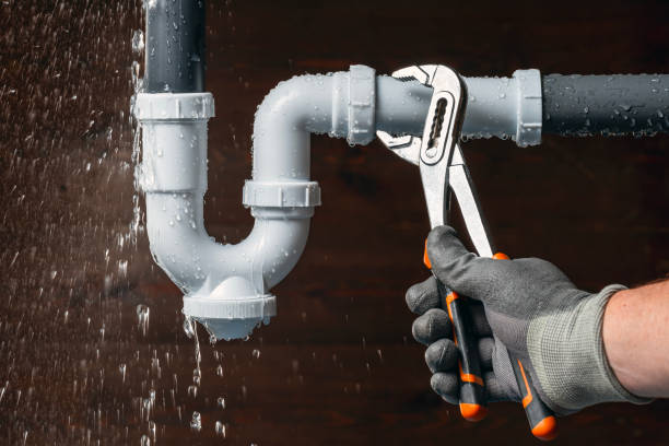 Professional Emergency Plumber technician working in Bedford, TX